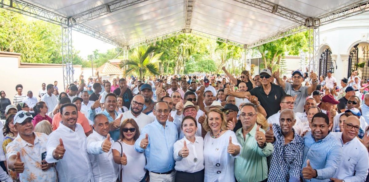 Carolina Mejía recibe apoyo de Rafa Santos y del movimiento “Mi Familia con el Cambio” en Moca