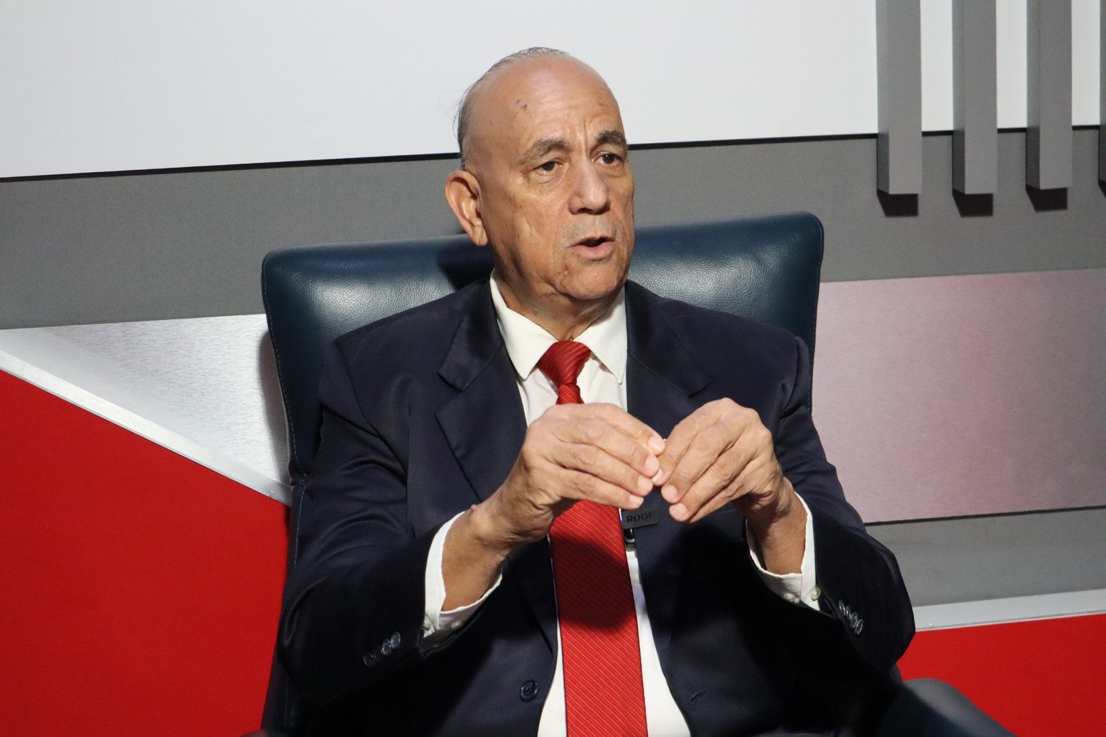 Luis de León denuncia “retroceso prácticamente total” y cuestiona el predominio económico en el poder