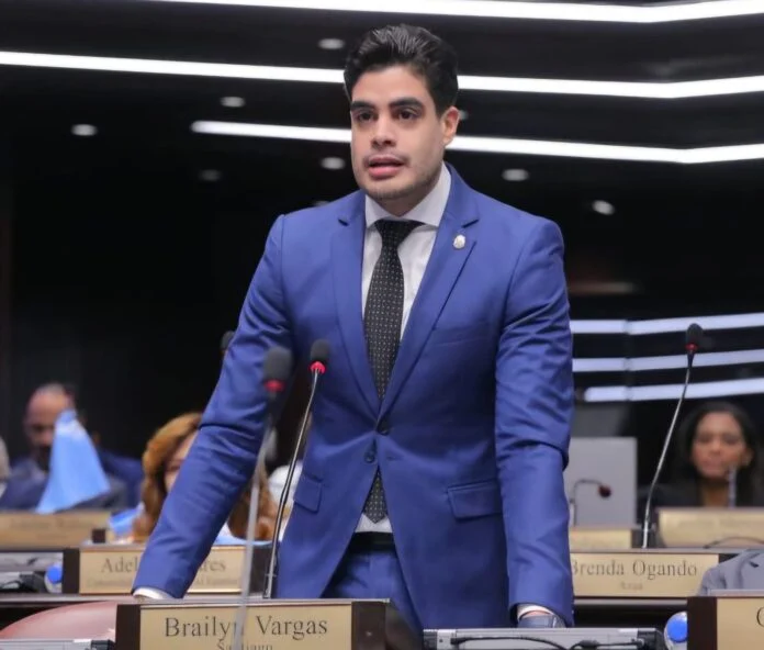 Diputado Bray Vargas reta a funcionarios a sacar a sus hijos de colegios y llevarlos a escuelas públicas