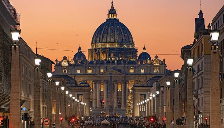 Vaticano pide a Rusia mantener abierto diálogo por la paz